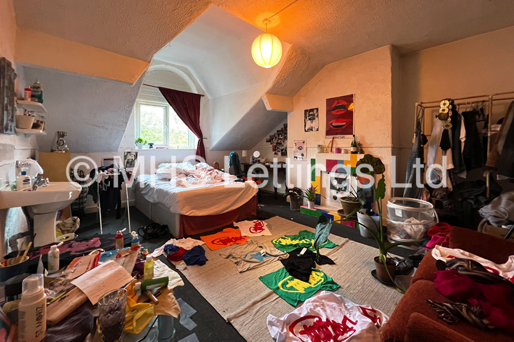 Photo of 8 Bedroom Mid Terraced House in 20 St. Johns Terrace, Leeds, LS3 1DY