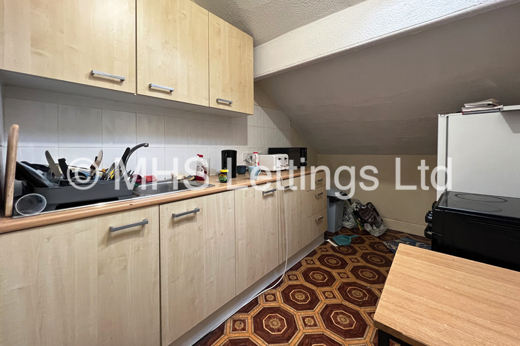 Photo of 8 Bedroom Mid Terraced House in 20 St. Johns Terrace, Leeds, LS3 1DY