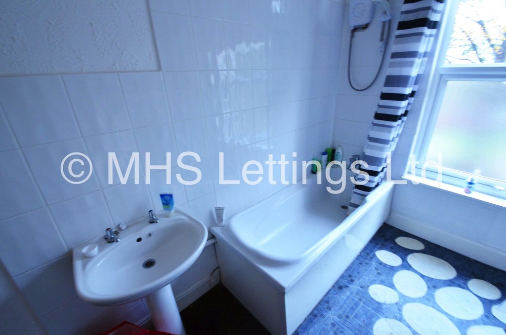 Photo of 8 Bedroom Mid Terraced House in 20 St. Johns Terrace, Leeds, LS3 1DY