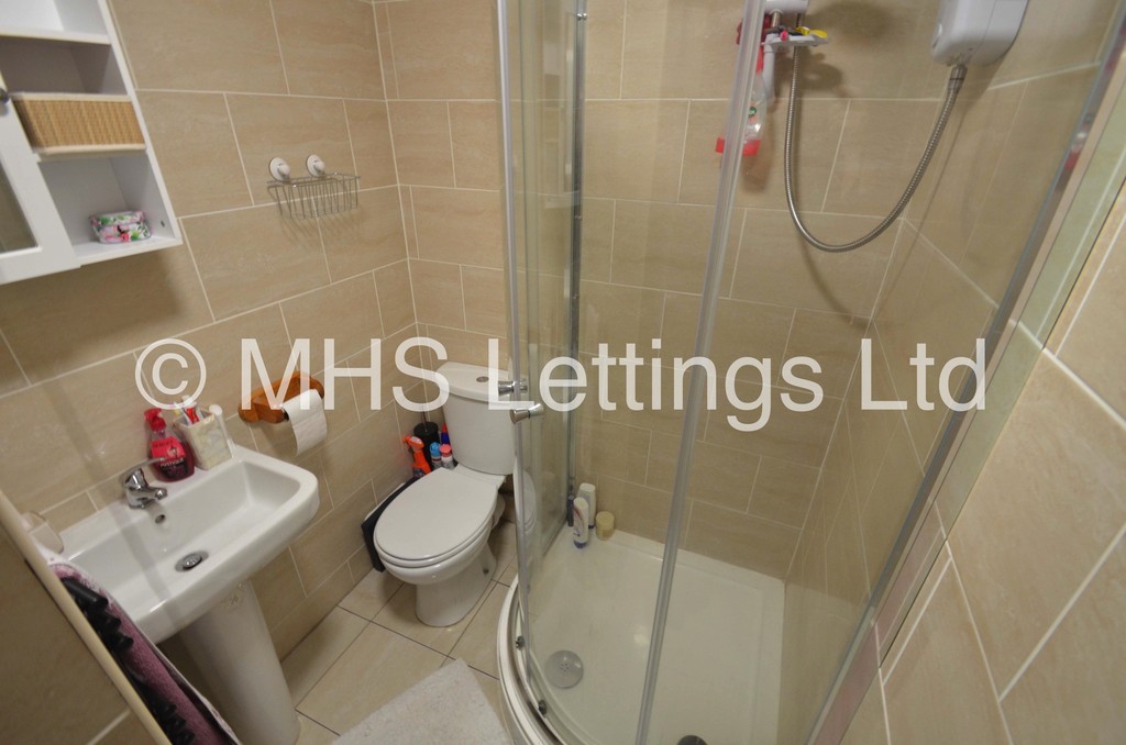 Photo of 5 Bedroom Mid Terraced House in 92 Royal Park Road, Leeds, LS6 1JJ