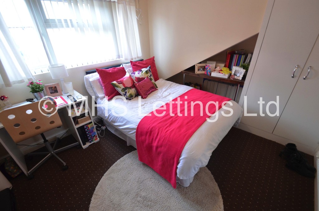 Photo of 5 Bedroom Mid Terraced House in 92 Royal Park Road, Leeds, LS6 1JJ