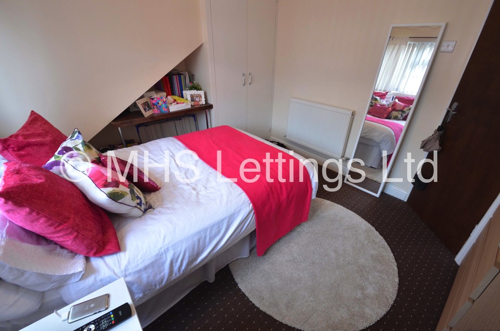 Photo of 5 Bedroom Mid Terraced House in 92 Royal Park Road, Leeds, LS6 1JJ