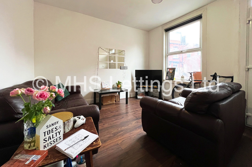 Photo of 5 Bedroom Mid Terraced House in 92 Royal Park Road, Leeds, LS6 1JJ