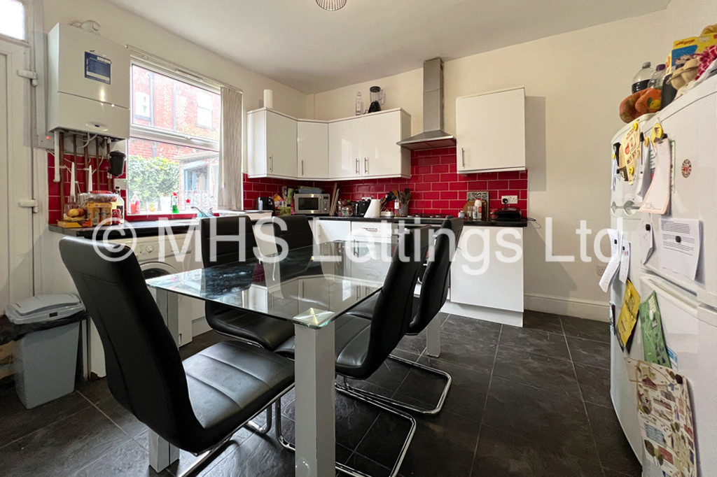 Photo of 5 Bedroom Mid Terraced House in 92 Royal Park Road, Leeds, LS6 1JJ
