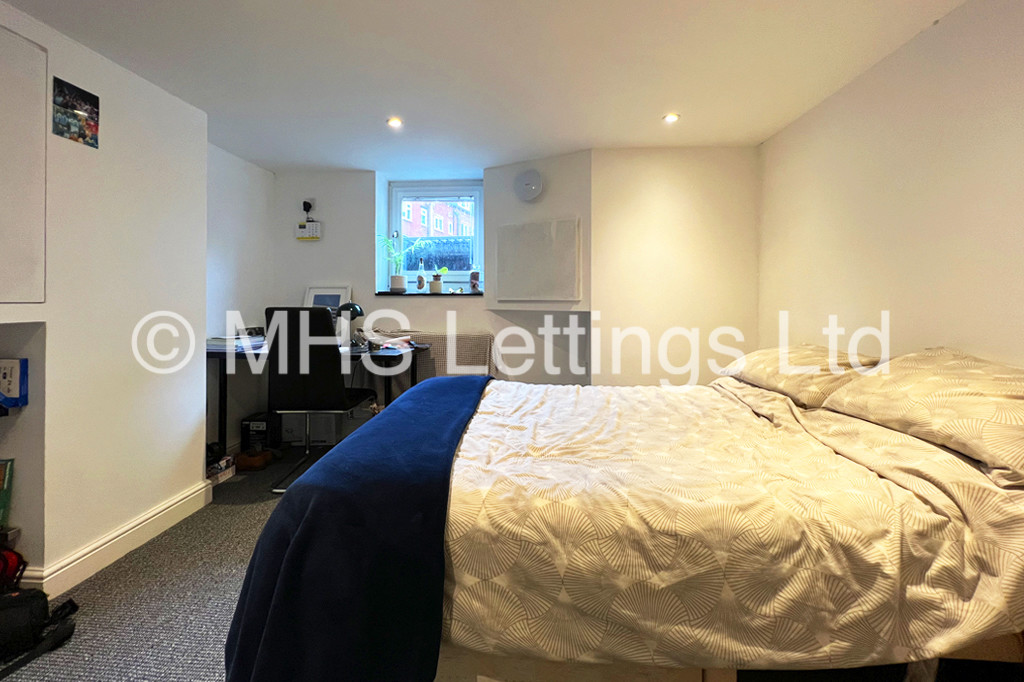 Photo of 5 Bedroom Mid Terraced House in 92 Royal Park Road, Leeds, LS6 1JJ
