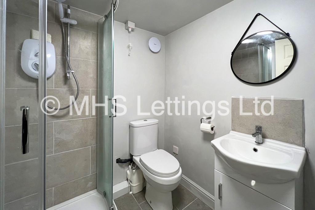 Photo of 5 Bedroom Mid Terraced House in 92 Royal Park Road, Leeds, LS6 1JJ