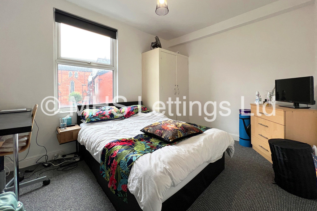Photo of 5 Bedroom Mid Terraced House in 92 Royal Park Road, Leeds, LS6 1JJ