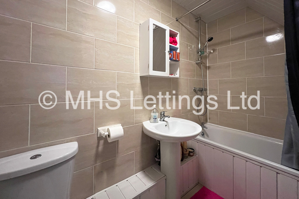 Photo of 5 Bedroom Mid Terraced House in 92 Royal Park Road, Leeds, LS6 1JJ