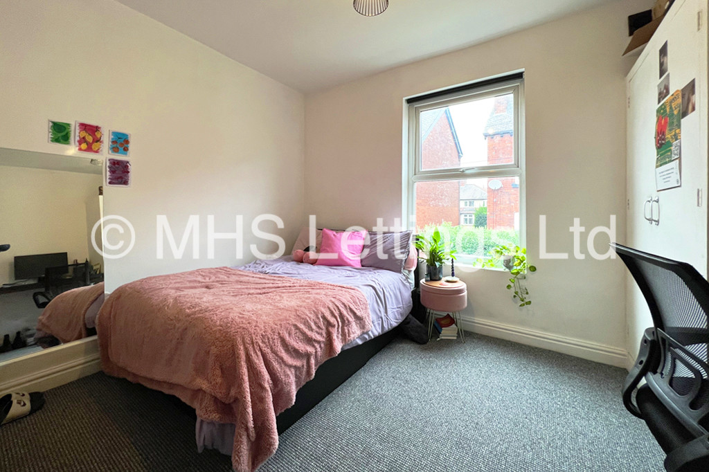Photo of 5 Bedroom Mid Terraced House in 92 Royal Park Road, Leeds, LS6 1JJ