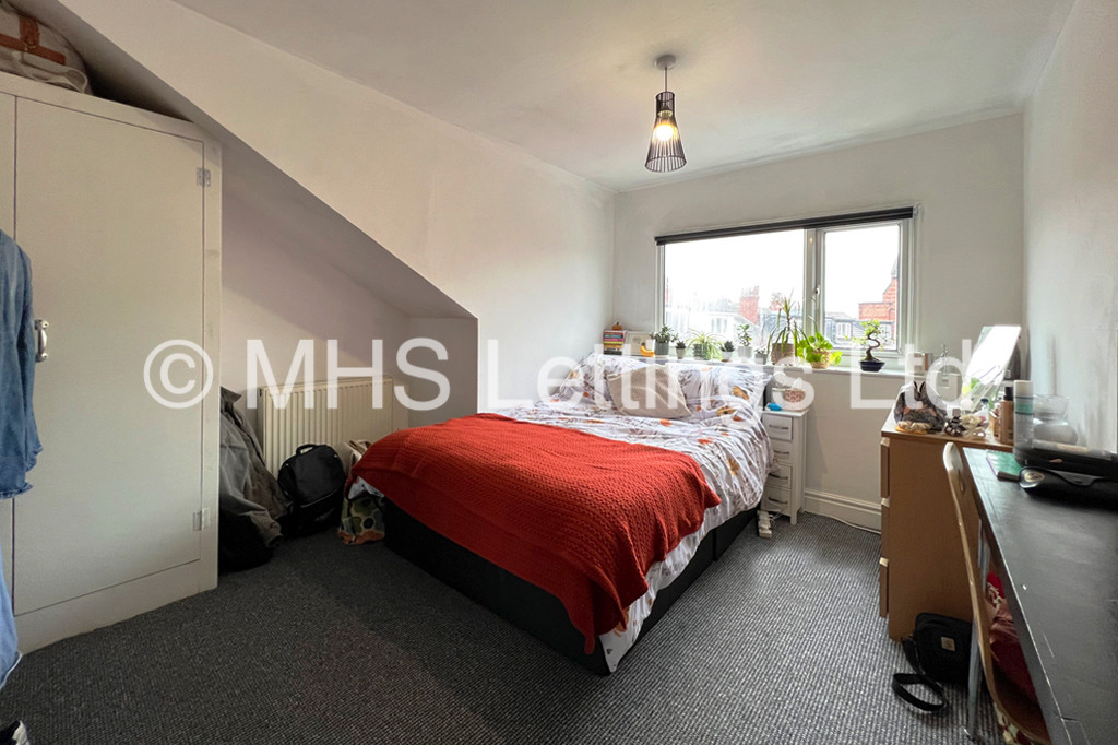 Photo of 5 Bedroom Mid Terraced House in 92 Royal Park Road, Leeds, LS6 1JJ