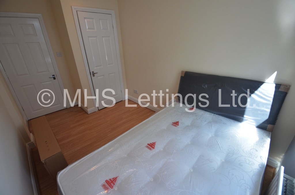 Photo of 7 Bedroom Mid Terraced House in 5 High Cliffe, Leeds, LS4 2PE