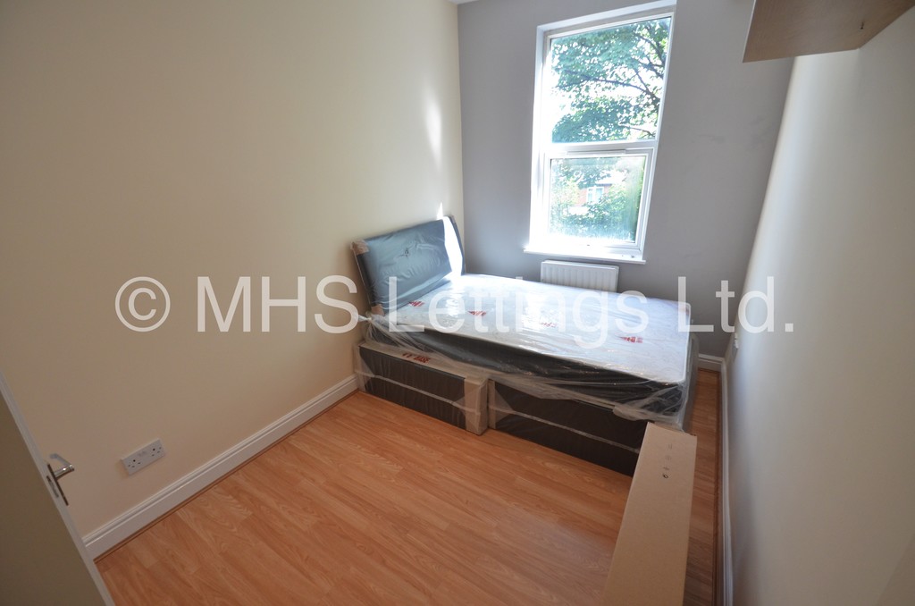 Photo of 7 Bedroom Mid Terraced House in 5 High Cliffe, Leeds, LS4 2PE