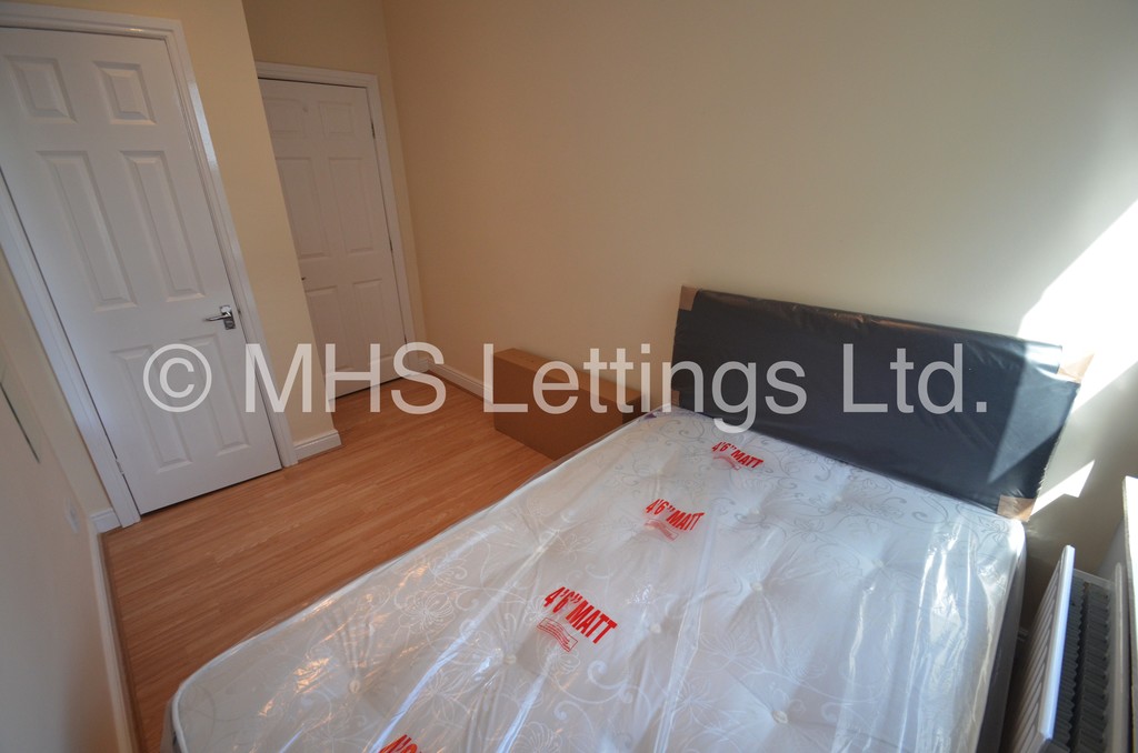 Photo of 7 Bedroom Mid Terraced House in 5 High Cliffe, Leeds, LS4 2PE