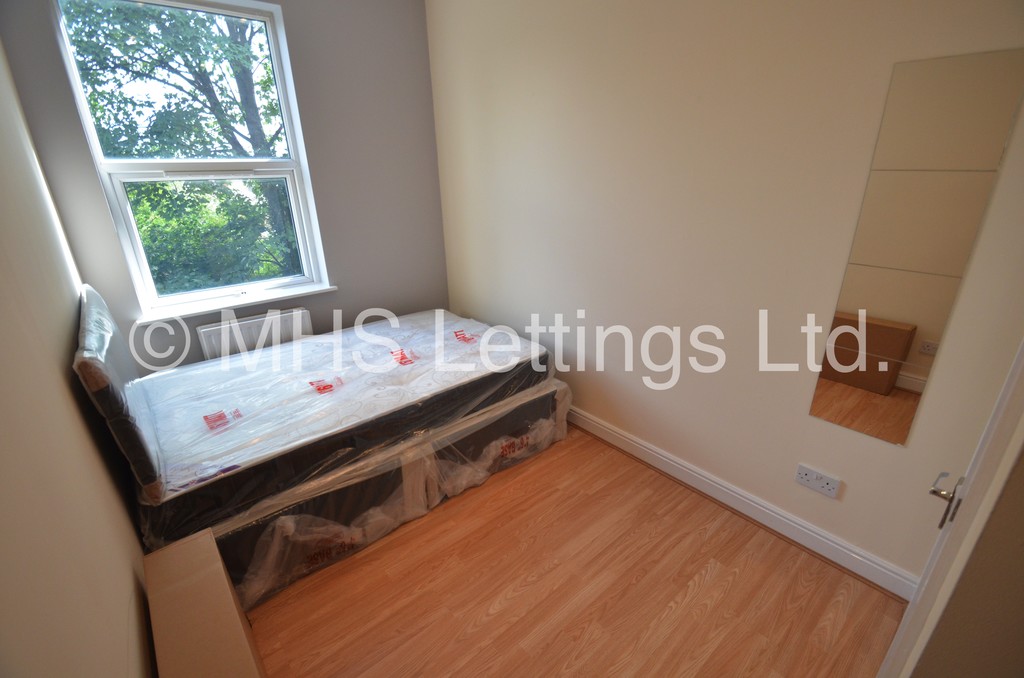 Photo of 7 Bedroom Mid Terraced House in 5 High Cliffe, Leeds, LS4 2PE