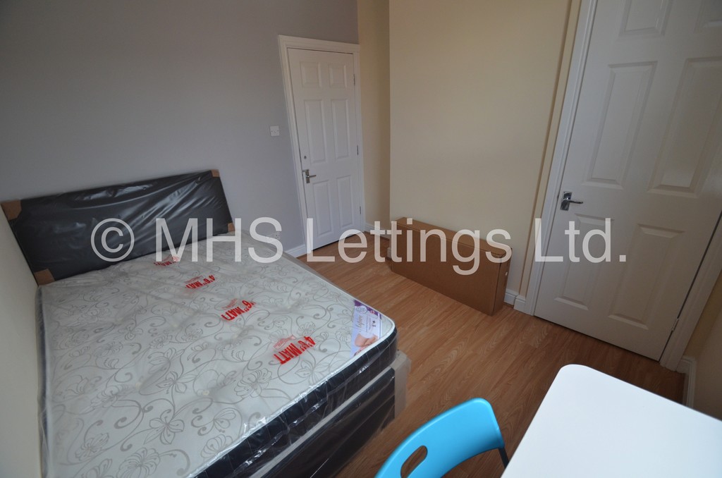 Photo of 7 Bedroom Mid Terraced House in 5 High Cliffe, Leeds, LS4 2PE
