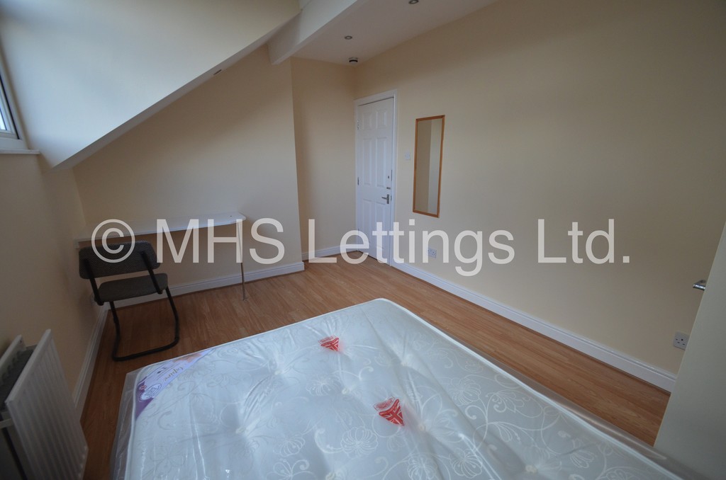 Photo of 7 Bedroom Mid Terraced House in 5 High Cliffe, Leeds, LS4 2PE