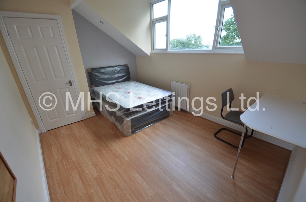Photo of 7 Bedroom Mid Terraced House in 5 High Cliffe, Leeds, LS4 2PE