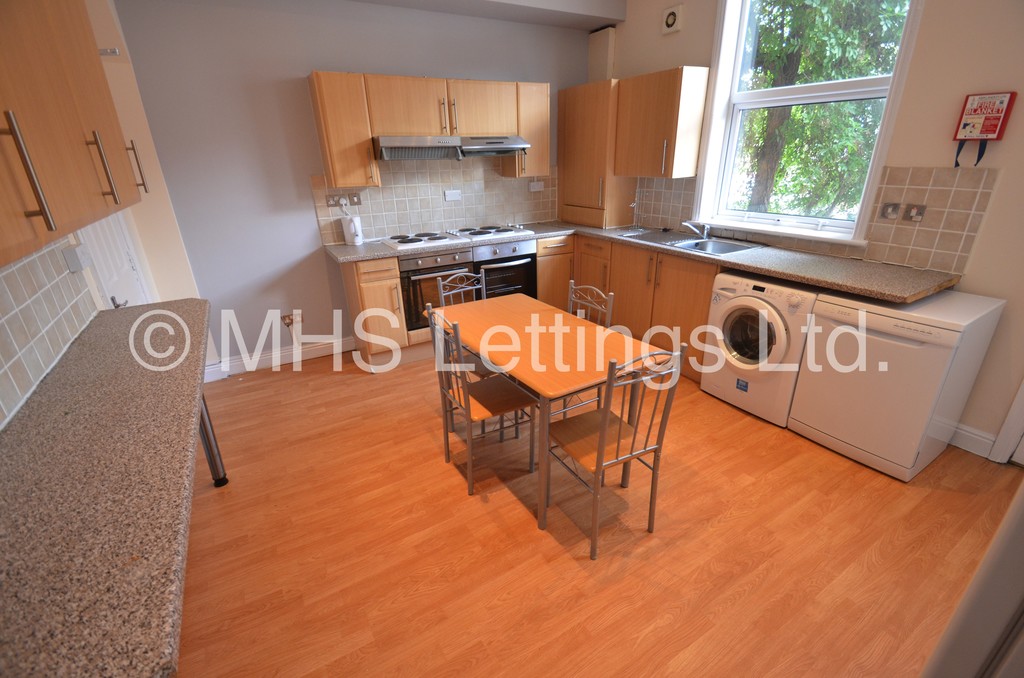 Photo of 7 Bedroom Mid Terraced House in 5 High Cliffe, Leeds, LS4 2PE