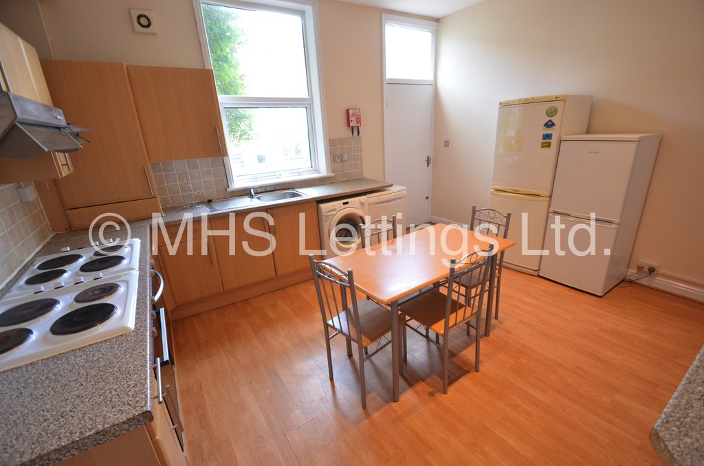 Photo of 7 Bedroom Mid Terraced House in 5 High Cliffe, Leeds, LS4 2PE