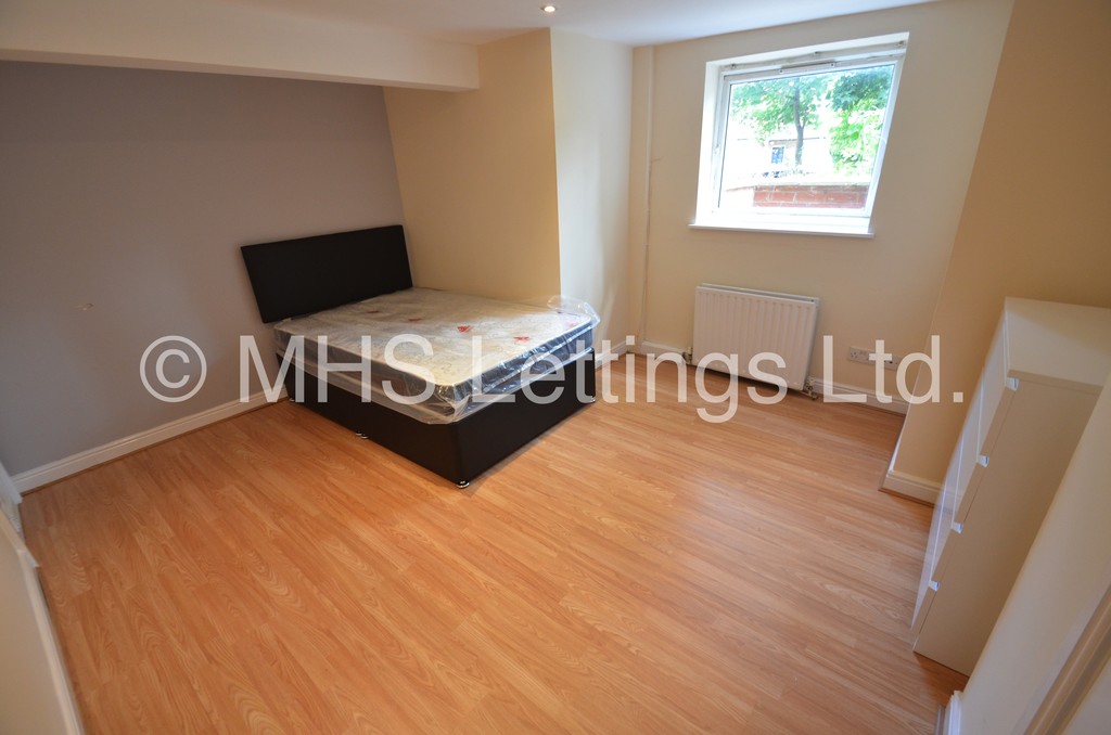 Photo of 7 Bedroom Mid Terraced House in 5 High Cliffe, Leeds, LS4 2PE