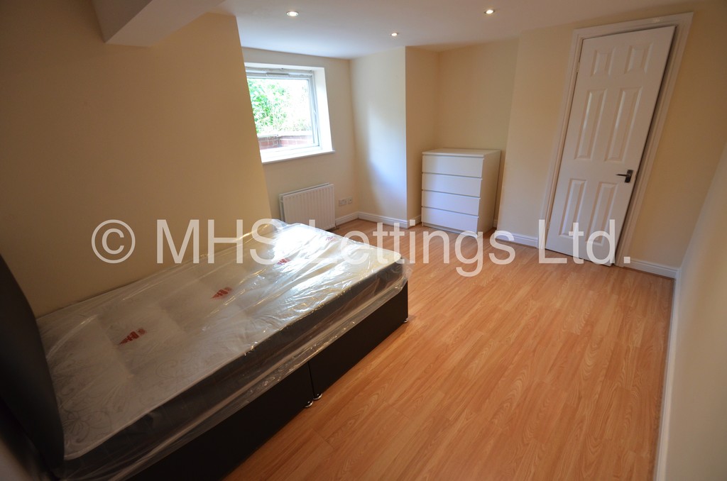 Photo of 7 Bedroom Mid Terraced House in 5 High Cliffe, Leeds, LS4 2PE