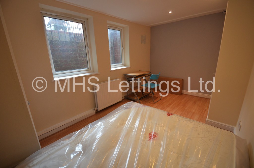 Photo of 7 Bedroom Mid Terraced House in 5 High Cliffe, Leeds, LS4 2PE
