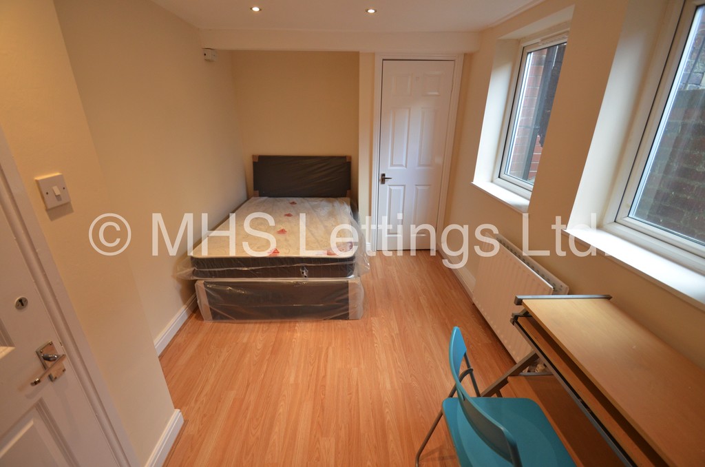 Photo of 7 Bedroom Mid Terraced House in 5 High Cliffe, Leeds, LS4 2PE