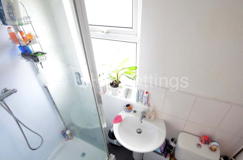 Photo of 2 Bedroom Flat in 47 Back Brudenell Grove, Leeds, LS6 1HR