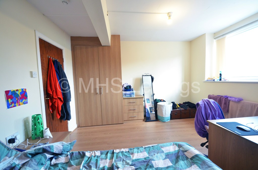 Photo of 2 Bedroom Flat in 47 Back Brudenell Grove, Leeds, LS6 1HR