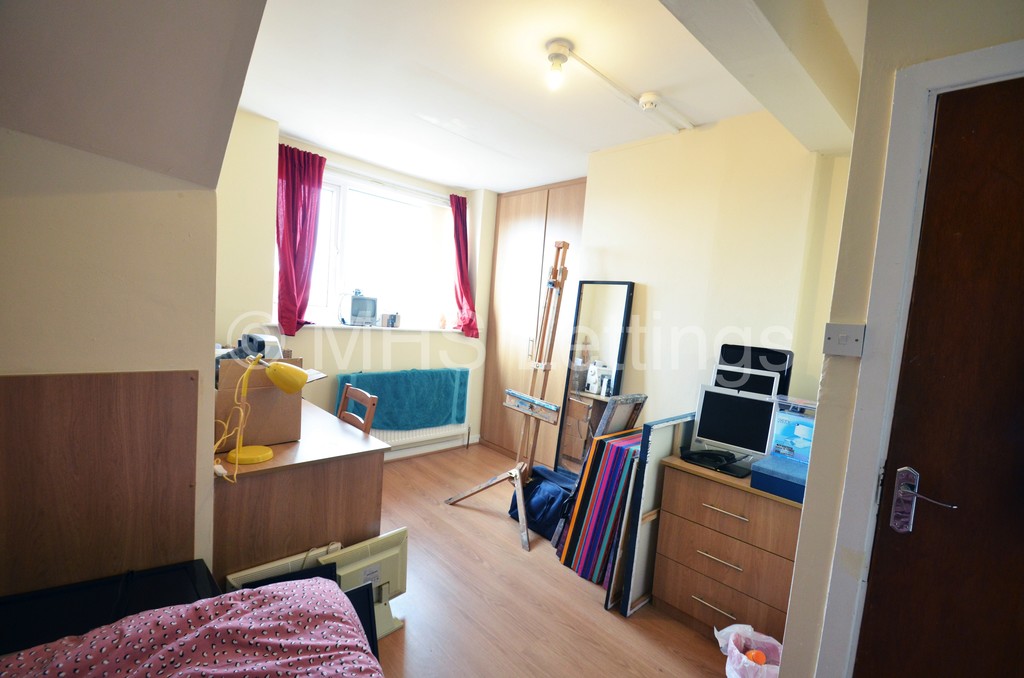 Photo of 2 Bedroom Flat in 47 Back Brudenell Grove, Leeds, LS6 1HR