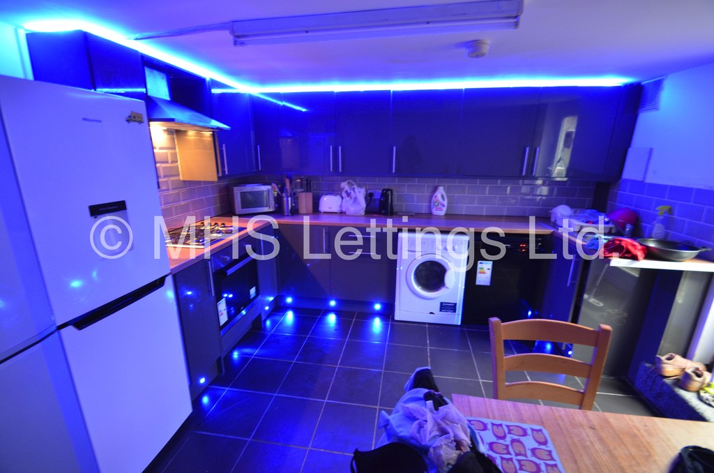 Photo of 6 Bedroom Mid Terraced House in 14 Ashville Avenue, Leeds, LS6 1LX
