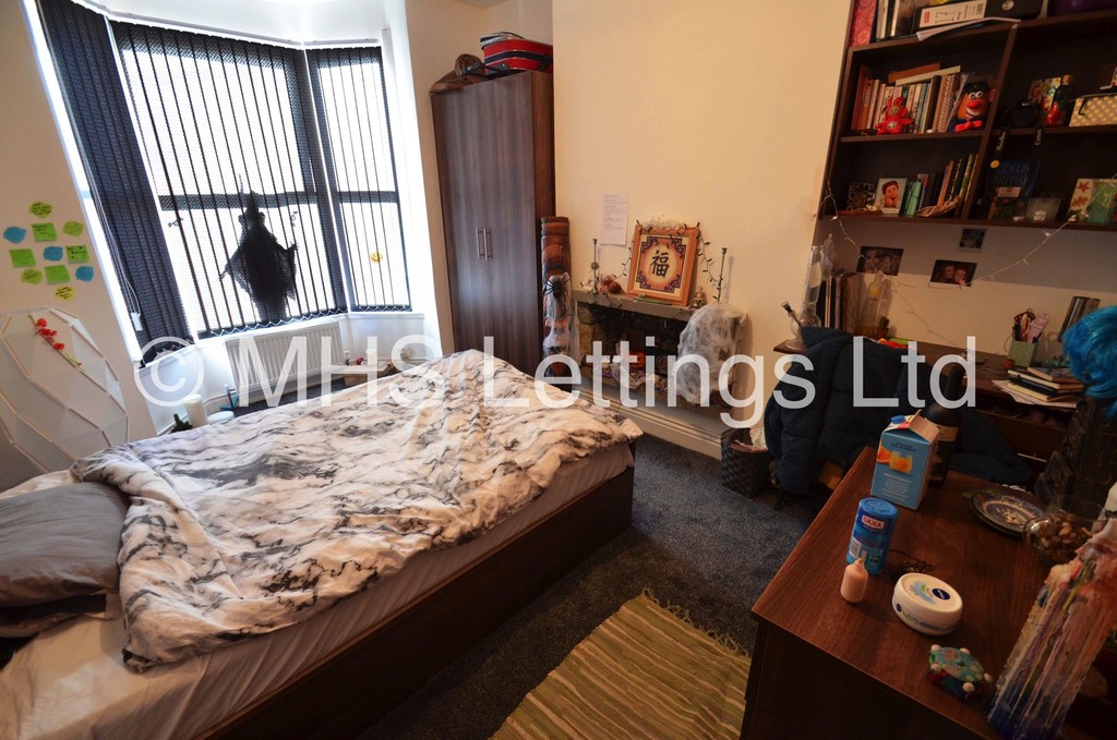 Photo of 6 Bedroom Mid Terraced House in 14 Ashville Avenue, Leeds, LS6 1LX