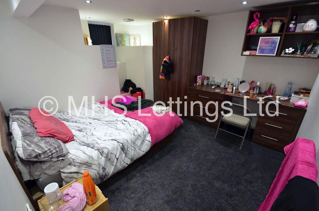 Photo of 6 Bedroom Mid Terraced House in 14 Ashville Avenue, Leeds, LS6 1LX