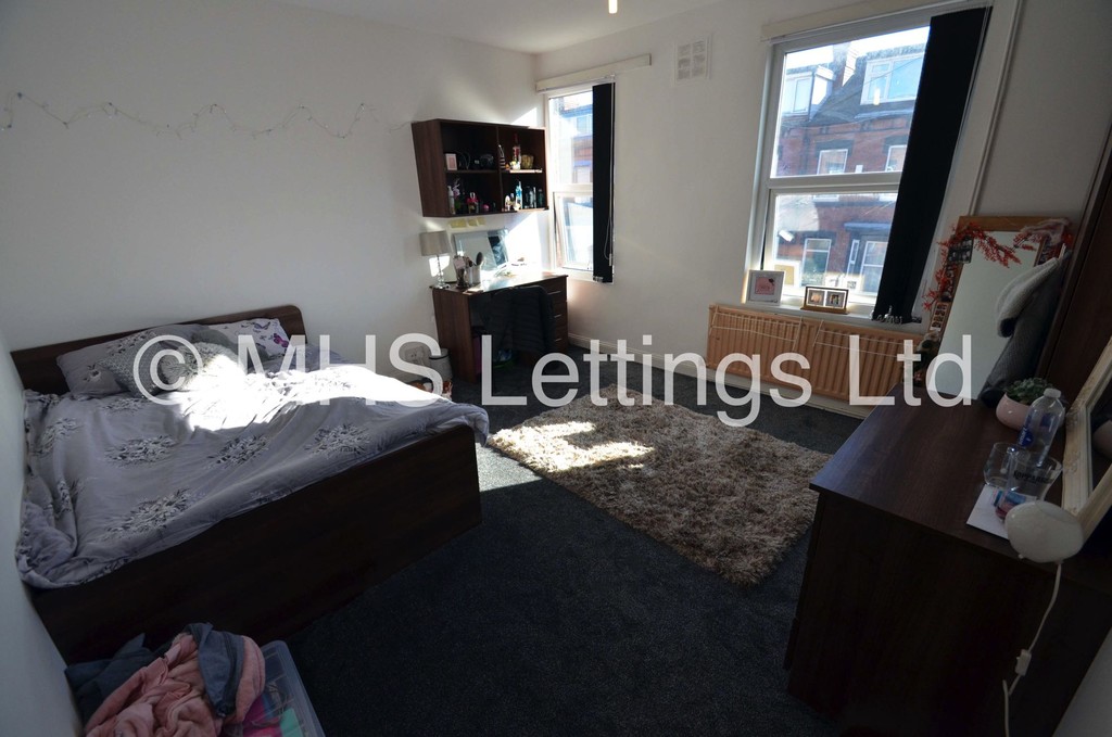 Photo of 6 Bedroom Mid Terraced House in 14 Ashville Avenue, Leeds, LS6 1LX