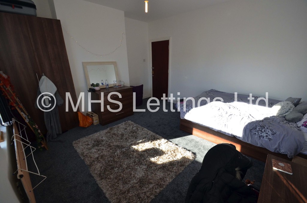 Photo of 6 Bedroom Mid Terraced House in 14 Ashville Avenue, Leeds, LS6 1LX