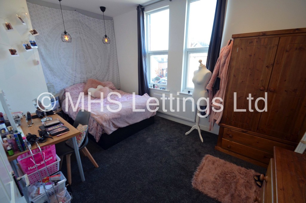 Photo of 6 Bedroom Mid Terraced House in 72 Royal Park Avenue, Leeds, LS6 1EY