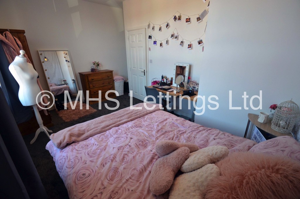 Photo of 6 Bedroom Mid Terraced House in 72 Royal Park Avenue, Leeds, LS6 1EY