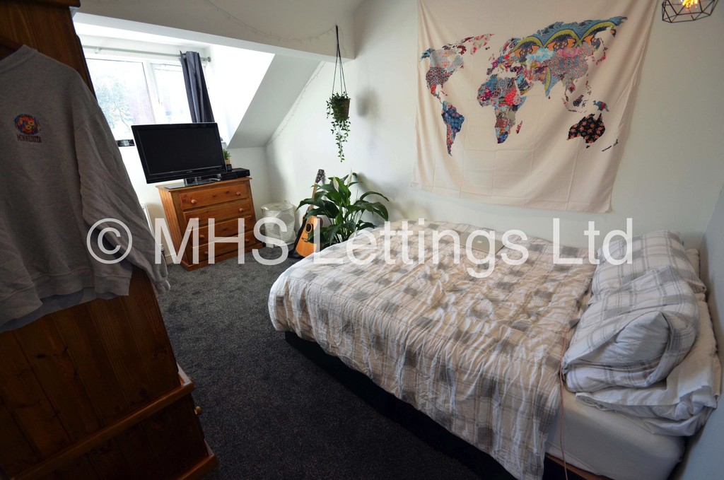 Photo of 6 Bedroom Mid Terraced House in 72 Royal Park Avenue, Leeds, LS6 1EY