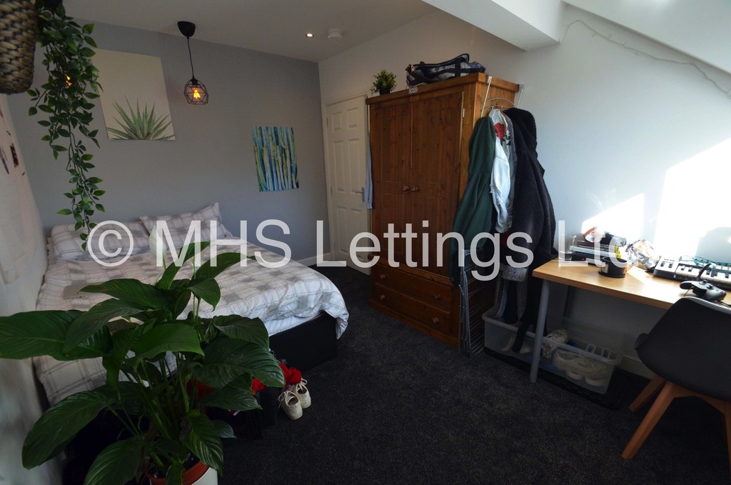Photo of 6 Bedroom Mid Terraced House in 72 Royal Park Avenue, Leeds, LS6 1EY