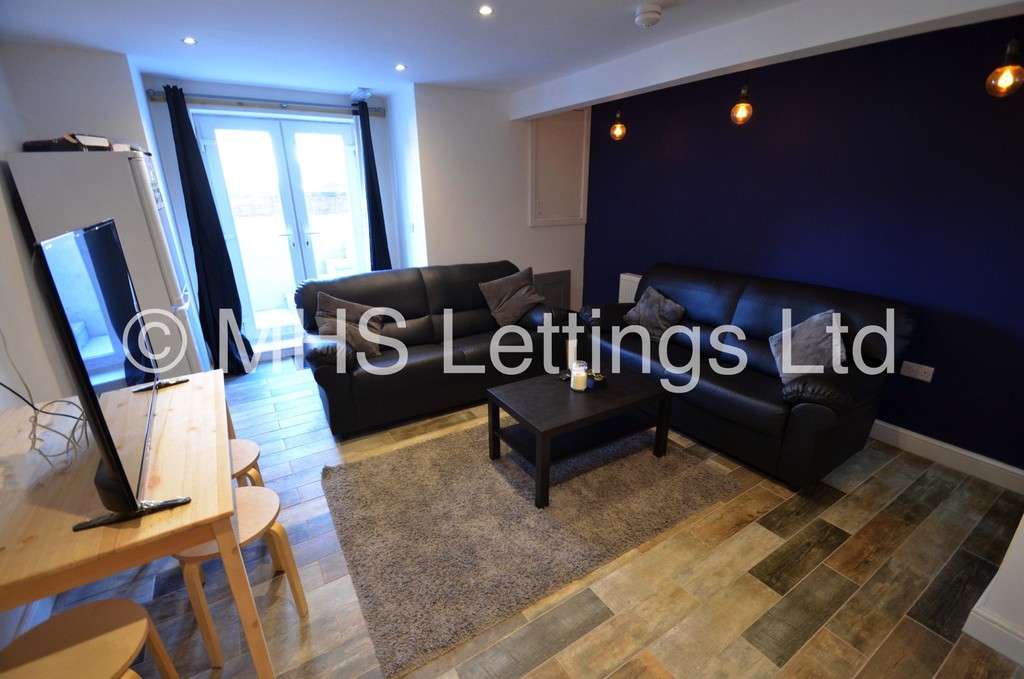 Photo of 6 Bedroom Mid Terraced House in 72 Royal Park Avenue, Leeds, LS6 1EY