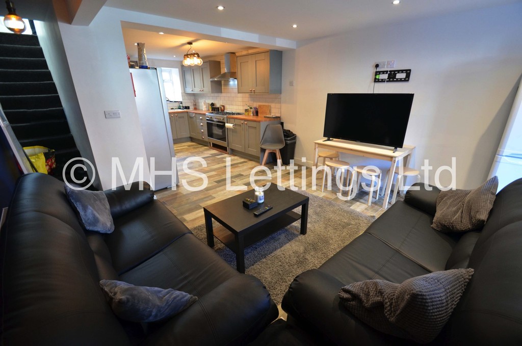 Photo of 6 Bedroom Mid Terraced House in 72 Royal Park Avenue, Leeds, LS6 1EY