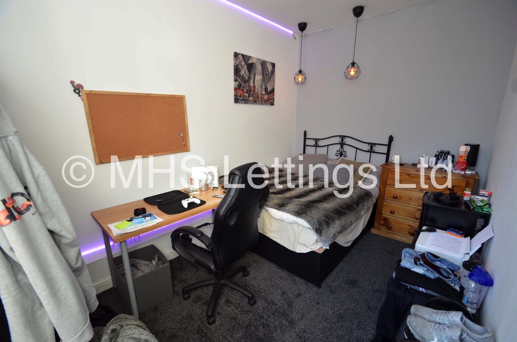 Photo of 6 Bedroom Mid Terraced House in 72 Royal Park Avenue, Leeds, LS6 1EY