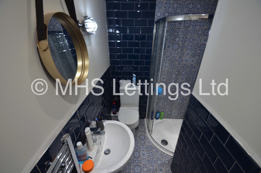 Photo of 6 Bedroom Mid Terraced House in 72 Royal Park Avenue, Leeds, LS6 1EY