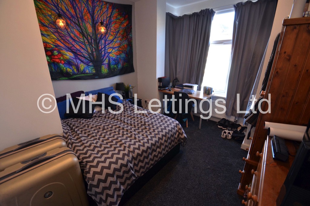Photo of 6 Bedroom Mid Terraced House in 72 Royal Park Avenue, Leeds, LS6 1EY