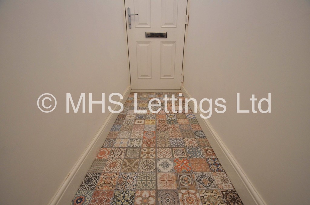 Photo of 6 Bedroom Mid Terraced House in 72 Royal Park Avenue, Leeds, LS6 1EY