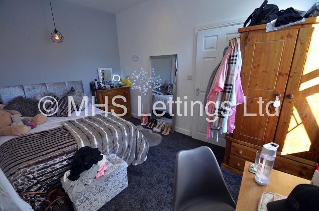 Photo of 6 Bedroom Mid Terraced House in 72 Royal Park Avenue, Leeds, LS6 1EY