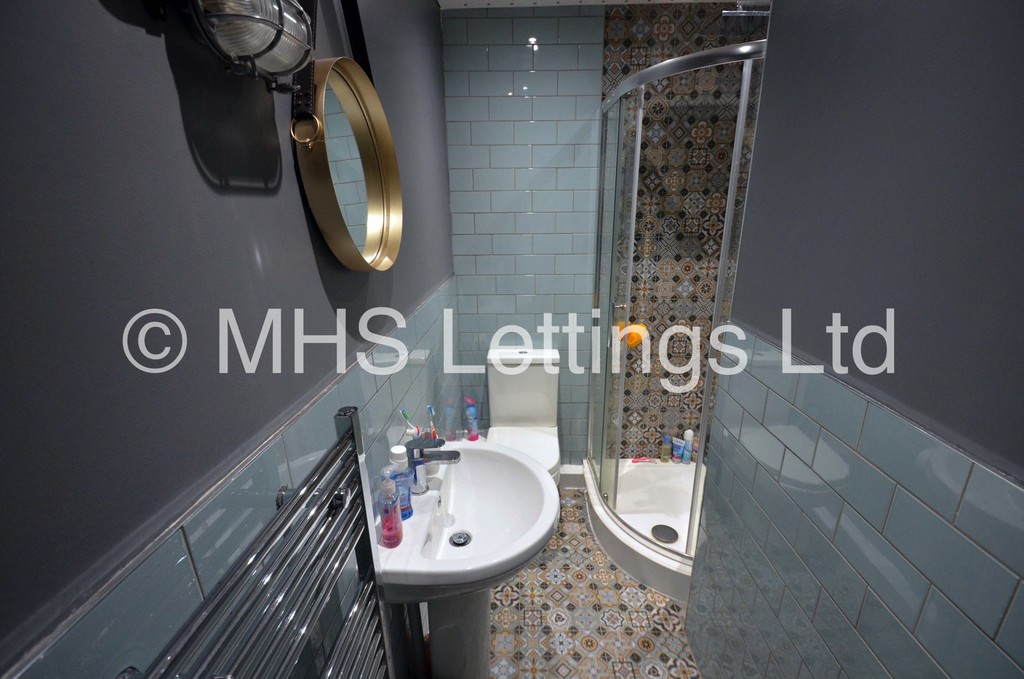 Photo of 6 Bedroom Mid Terraced House in 72 Royal Park Avenue, Leeds, LS6 1EY