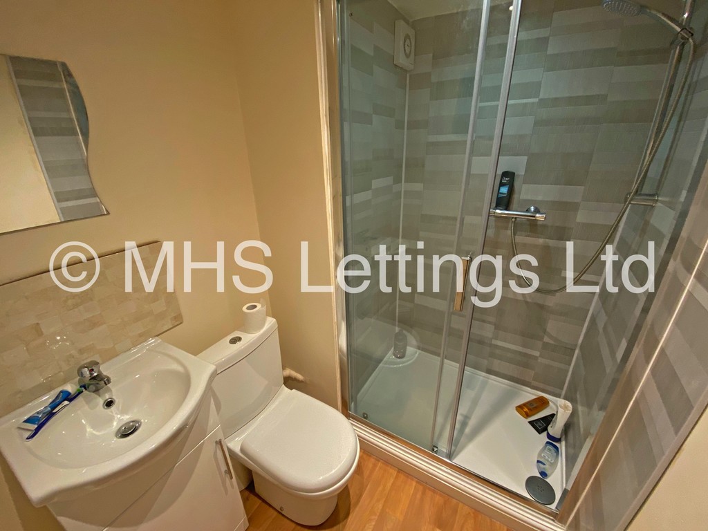 Photo of 3 Bedroom Mid Terraced House in 30 Beechwood Mount, Leeds, LS4 2NQ