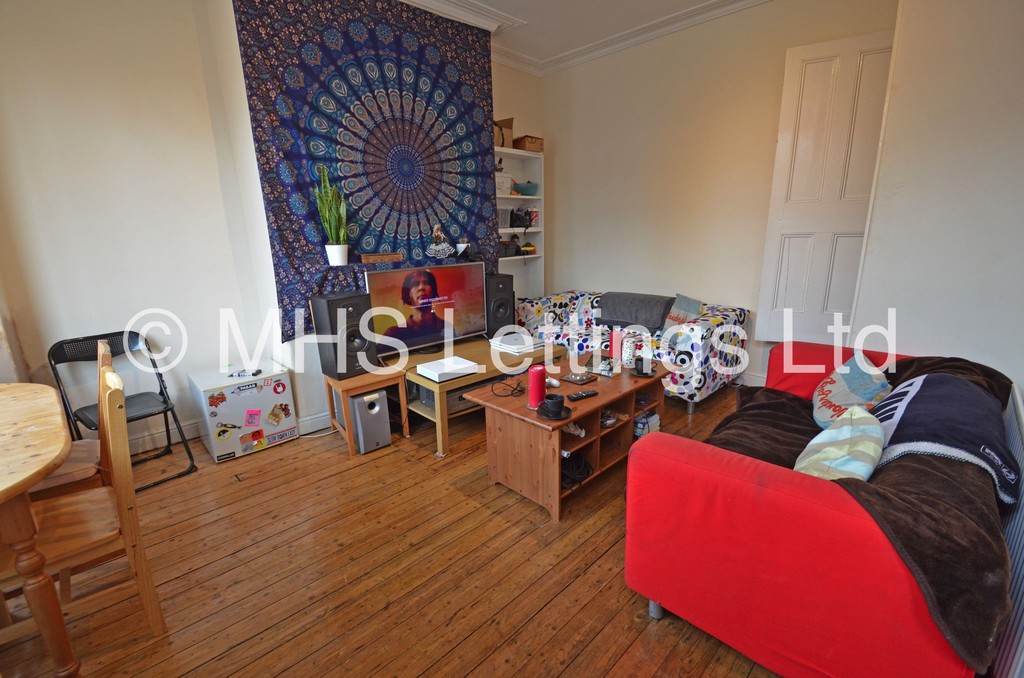 Photo of 3 Bedroom Mid Terraced House in 30 Beechwood Mount, Leeds, LS4 2NQ