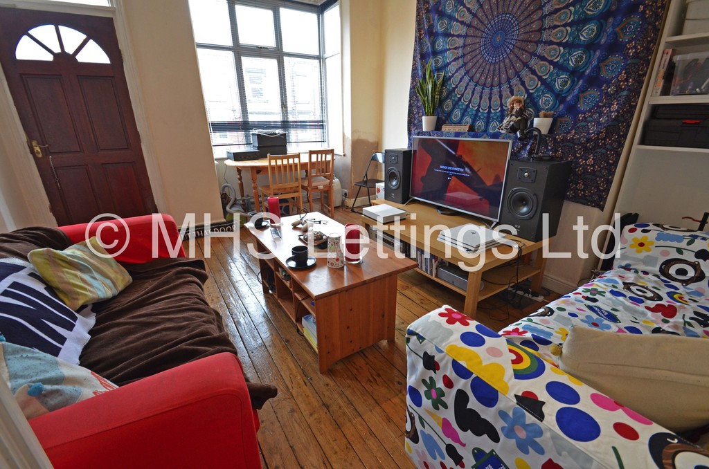 Photo of 3 Bedroom Mid Terraced House in 30 Beechwood Mount, Leeds, LS4 2NQ